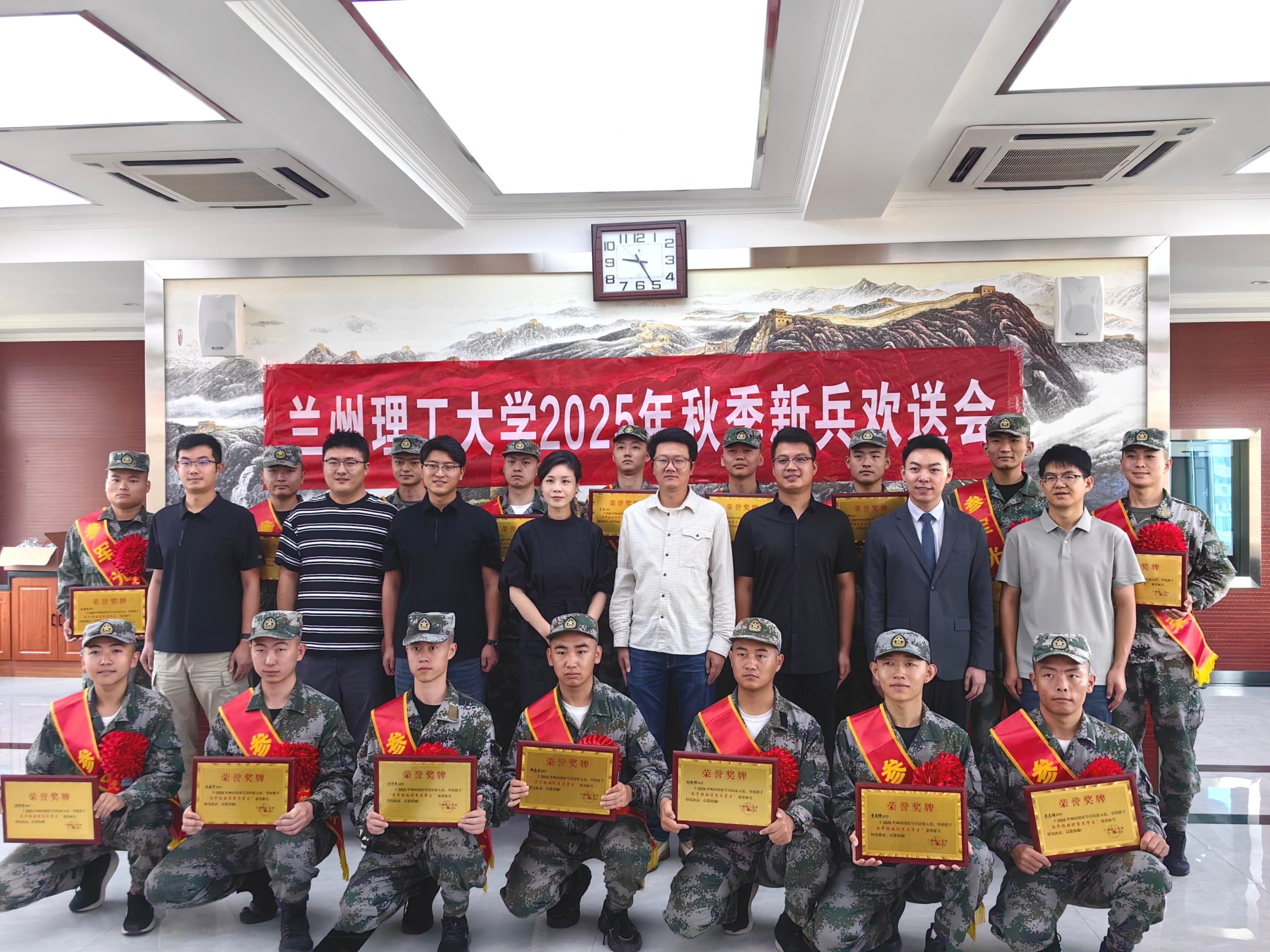 红柳精神砺青春，强军报国践初心——学校欢送2025年下半年入伍大学生奔赴军营